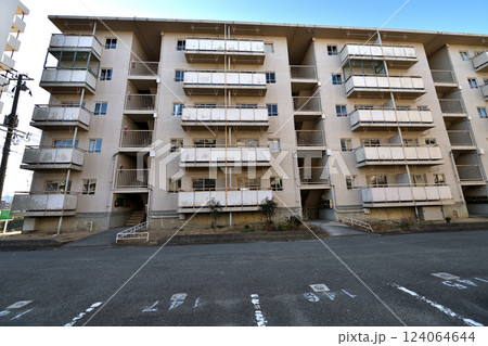 解体される老朽化公営住宅　移転が終わった無人の住宅 124064644