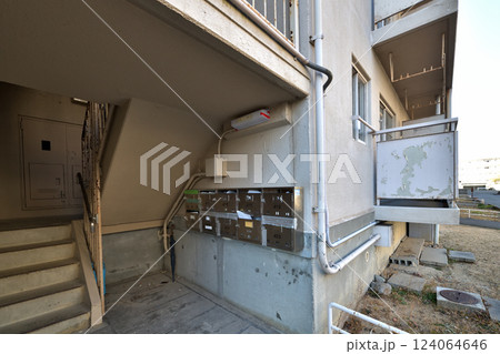 解体される老朽化公営住宅　移転が終わった無人の住宅 124064646