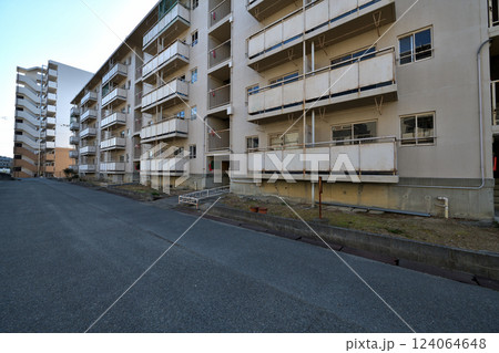 解体される老朽化公営住宅　移転が終わった無人の住宅 124064648