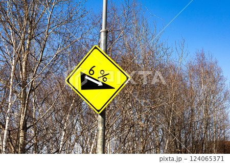 6度の下り坂の傾斜の看板がある風景 6度の下り坂の傾斜の看板がある風景 124065371
