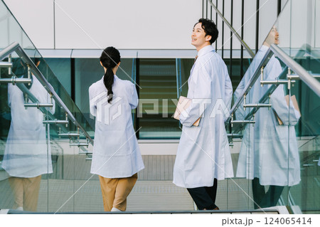 病院で働く若い男女医師　撮影協力：LINK FOREST 124065414