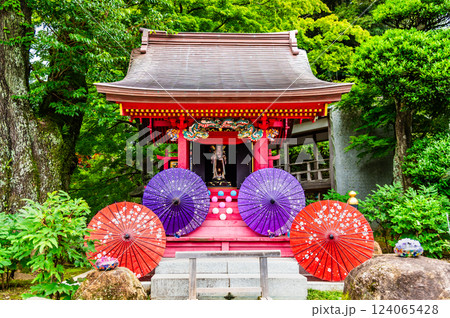 茨城 雨引観音　和傘の飾られた祠 124065428