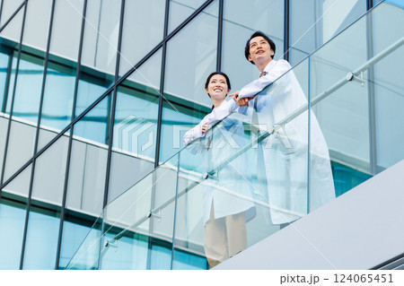 打ち合わせをする医療従事者 撮影協力「LINK FOREST」 打ち合わせをする医療従事者 撮影協力「LINK FOREST」 124065451