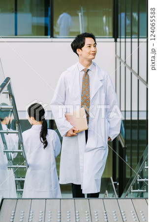 病院で働く若い男女医師 撮影協力:LINK FOREST 病院で働く若い男女医師 撮影協力:LINK FOREST 124065588