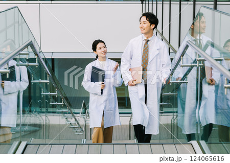 病院で働く若い男女医師 撮影協力:LINK FOREST 病院で働く若い男女医師 撮影協力:LINK FOREST 124065616