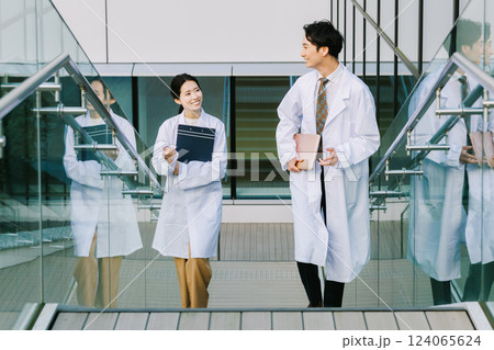 病院で働く若い男女医師　撮影協力：LINK FOREST 124065624