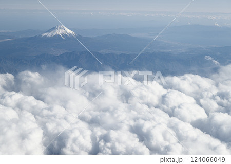 空から見る富士山 124066049