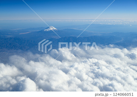 空から見る富士山 124066051