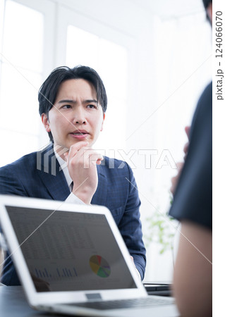 その方法で大丈夫なの…?と怪しんだり疑う営業マン その方法で大丈夫なの…?と怪しんだり疑う営業マン 124066070