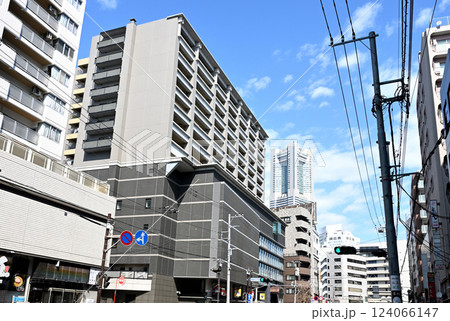 横浜にぎわい座とランドマークタワー 124066147