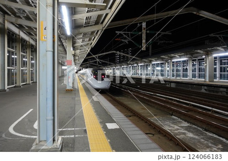 山陽新幹線 新下関駅ホーム ひかり レールスター1番列車 山陽新幹線 新下関駅ホーム ひかり レールスター1番列車 124066183