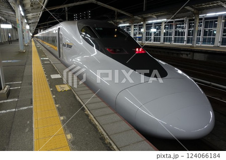 山陽新幹線 新下関駅ホーム ひかり レールスター1番列車 山陽新幹線 新下関駅ホーム ひかり レールスター1番列車 124066184