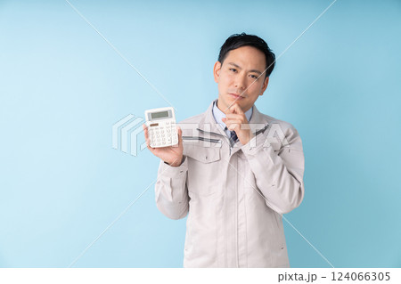 電卓を持つ男性　ビジネス　作業服　トラブル 124066305