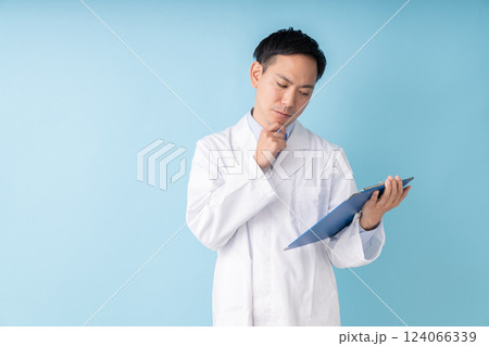 白衣の男性 考える 白衣の男性 考える 124066339