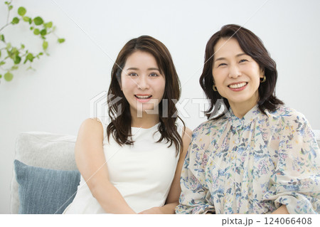 20代女性と50代女性のビューティ　 124066408