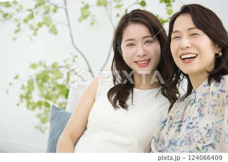 20代女性と50代女性のビューティ　 124066409