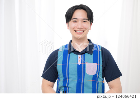 男性スタッフ　介護や保育のイメージ 124066421