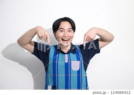 男性スタッフ　介護や保育のイメージ 124066422