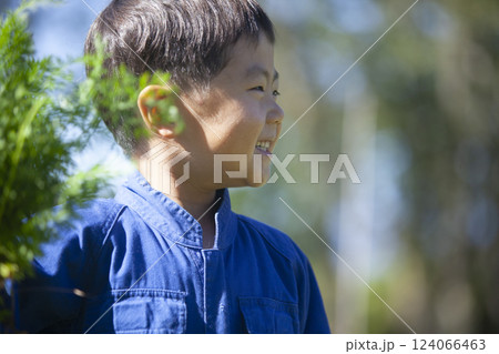 畑で収穫する男の子 124066463