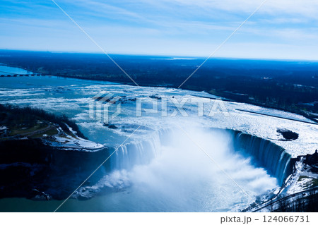 滝の全景と青空 124066731