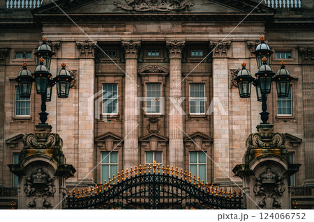 バッキンガム宮殿と街灯 124066752