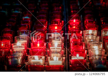 赤い光の灯台 124066795