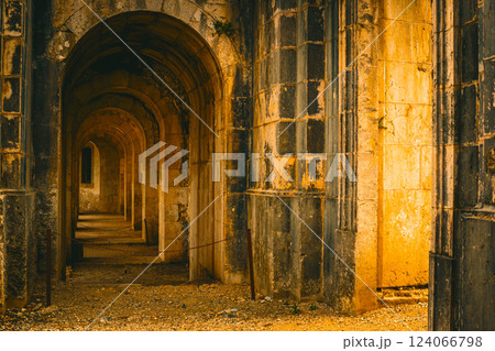 廃墟の回廊（サンフェラン城） 124066798