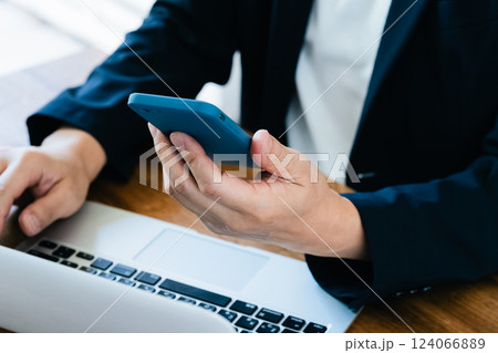 パソコンとスマホを操作する男性 パソコンとスマホを操作する男性 124066889