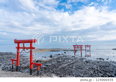 佐賀県太良町 干潮時の有明海の浅瀬に立つ秋の海中鳥居 佐賀県太良町 干潮時の有明海の浅瀬に立つ秋の海中鳥居 124066939