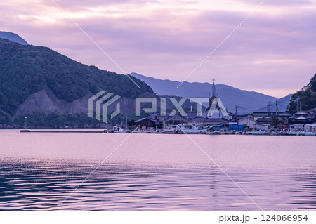 熊本県天草市　世界文化遺産に登録された天草の崎津カトリック教会の朝の海からの眺め 124066954