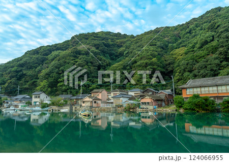 熊本県天草市　世界文化遺産に登録された天草の崎津集落のまちなみの海からの眺め 124066955
