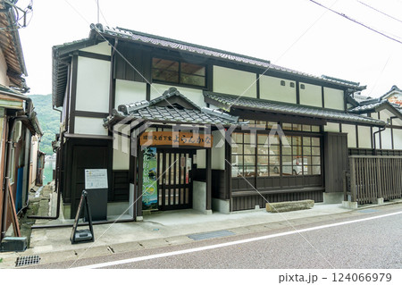 熊本県天草市 世界文化遺産に登録された天草の崎津集落にある旧網元岩下家よらんかなの外観 熊本県天草市 世界文化遺産に登録された天草の崎津集落にある旧網元岩下家よらんかなの外観 124066979