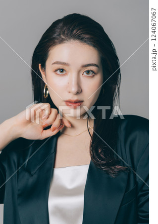 ジャケットを着てメイクアップをした美しい女性 124067067