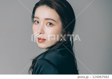 ジェケットを着てメイクアップした美しい女性 ジェケットを着てメイクアップした美しい女性 124067082