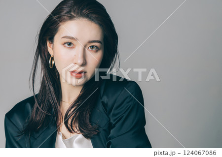 ジャケットを着てメイクアップをした美しい女性 ジャケットを着てメイクアップをした美しい女性 124067086