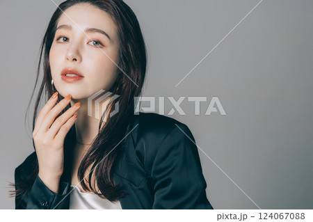 ジャケットを着てメイクアップをした美しい女性 ジャケットを着てメイクアップをした美しい女性 124067088