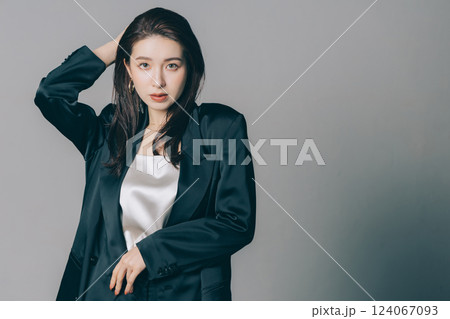 ジャケットを着てメイクアップをした美しい女性 124067093