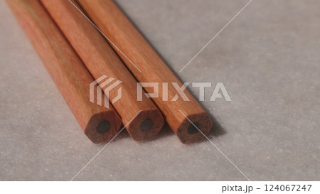 濃い鉛筆 124067247