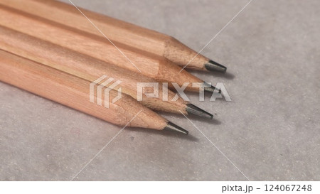 濃い鉛筆 124067248