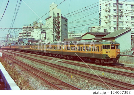 緑の帯のグリーン車を含む113系東海道線、クハ111-539他、大井町－大森、1978年3月24日 124067398