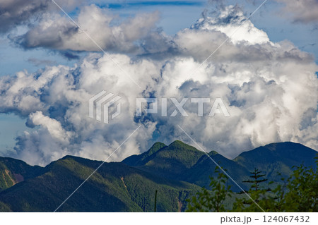 南アルプス・千枚小屋から見る雲湧く笊ヶ岳 南アルプス・千枚小屋から見る雲湧く笊ヶ岳 124067432