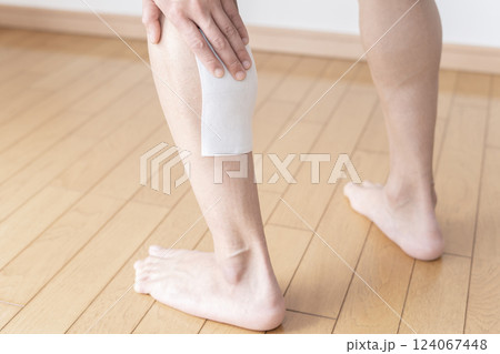 ふくらはぎに湿布を貼る　湿布　筋肉痛　ボディパーツ 124067448