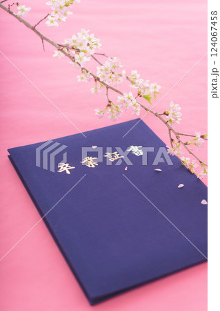 卒業証書と桜 124067458
