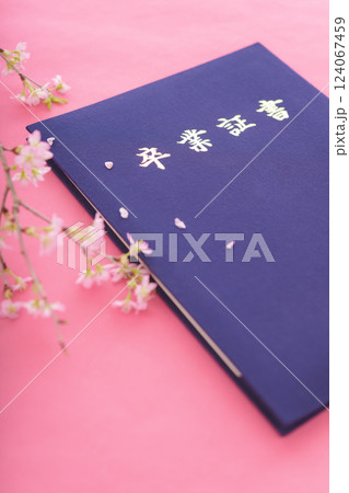 卒業証書と桜 124067459