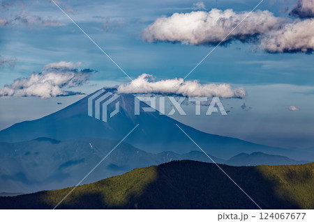 南アルプス・千枚小屋から見る富士山と反薄明光線 南アルプス・千枚小屋から見る富士山と反薄明光線 124067677