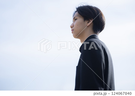 空を見上げる男子高校生 124067840