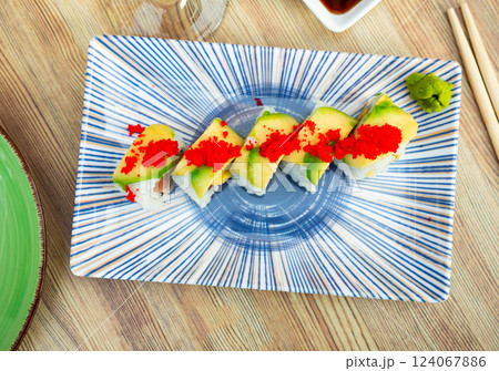 Uramaki with tobico topping 124067886