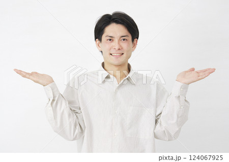 男性 20代 左右を手のひらで指す 白背景 男性 20代 左右を手のひらで指す 白背景 124067925