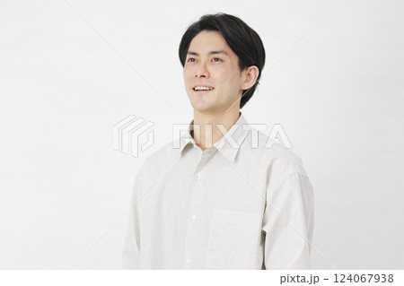 男性　20代　ポートレート　目線無し　白背景 124067938