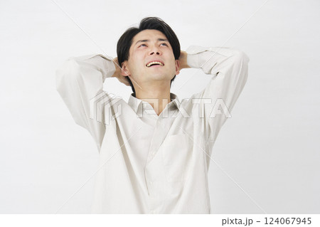 男性　20代　頭を抱える　白背景 124067945